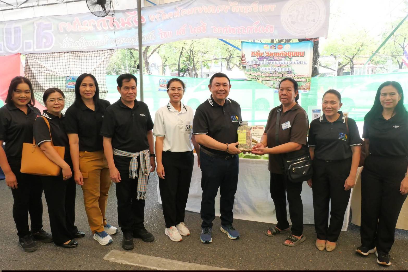 title - เลขาธิการ ส.ป.ก. เยี่ยมทักทายเกษตรกรและซื้อสินค้าในบรรยากาศวันสุดท้ายของการออกร้านขายสินค้า จากเขตปฏิรูปที่ดิน ส่งท้ายงานครบรอบ 51 ปี ส.ป.ก. ณ สำนักงานการปฏิรูปที่ดินเพื่อเกษตรกรรม